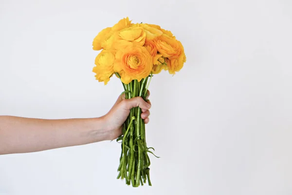 Imagen conceptual de una mujer sosteniendo flores de primavera como presente fo — Foto de Stock