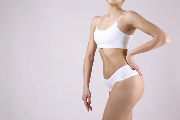 Imagen recortada de una mujer deportiva en sujetador blanco y bragas de talle alto . — Foto de Stock