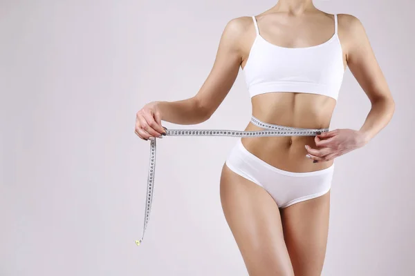 Cropped image of a sporty female in white bra and high waisted panties. — Stock Photo, Image