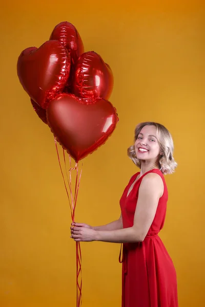 Linda hembra con longitud de hombro peinado ondulado celebración de globos . — Foto de Stock