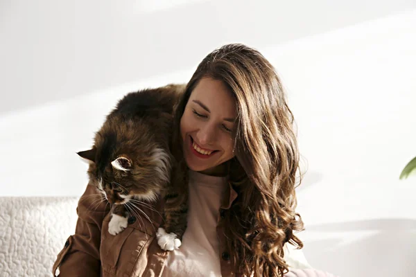 Charismatic young woman playing with her adorable cat. — 스톡 사진