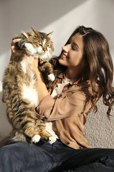 Charismatic young woman playing with her adorable cat. — Stok fotoğraf