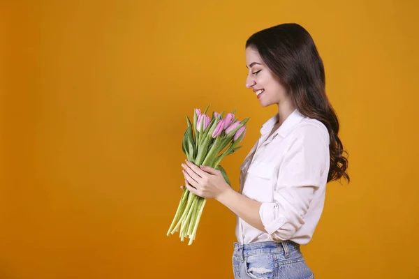 Bonito buquê feminino de flores da primavera para feriado internacional do dia das mulheres . — Fotografia de Stock