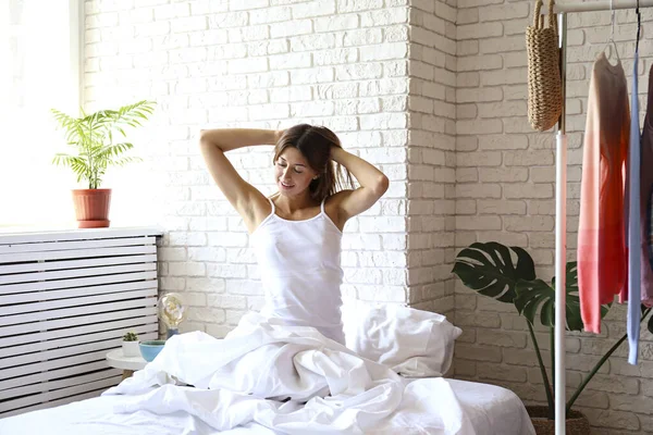 Joven hermosa mujer en su cama después de despertarse por la mañana . —  Fotos de Stock