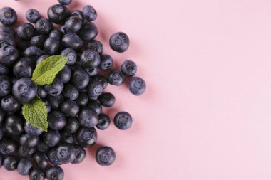 Mükemmel olgun taze yerel üretmek yaban mersini aldı. Yakın yukarı, metin, üst görünüm, arka plan için boşluk kopyalayın. Sağlıklı Vegan aperatifler antioksidanlar dolu. Mevsimlik yaz meyveleri.