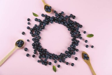 Mükemmel olgun taze yerel üretmek yaban mersini aldı. Yakın yukarı, metin, üst görünüm, arka plan için boşluk kopyalayın. Sağlıklı Vegan aperatifler antioksidanlar dolu. Mevsimlik yaz meyveleri.