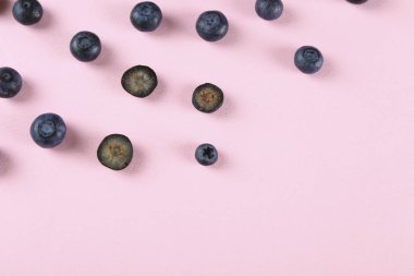 Mükemmel olgun taze yerel üretmek yaban mersini aldı. Yakın yukarı, metin, üst görünüm, arka plan için boşluk kopyalayın. Sağlıklı Vegan aperatifler antioksidanlar dolu. Mevsimlik yaz meyveleri.