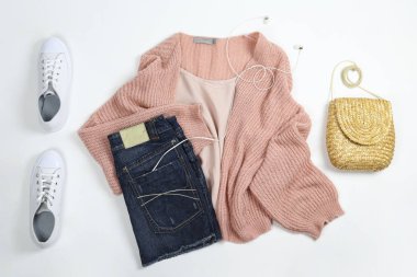 Sıradan moda arama kitabı konsepti. Beyaz kağıt üzerine giysi ve aksesuar malzemeler metin için bir sürü kopya alanı ile dokulu arka plan. Üst manzara, düz yatak, yakın çekim..