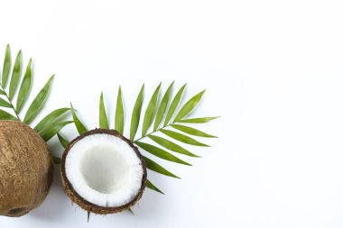 Hindistan cevizlerinin üst görüntüsü, kağıt üzerinde yarıya bölünmüş ve yarıya bölünmüş arka planda metin için bir sürü fotokopi alanı var. Tropik palmiye ağacının çiğ meyveli arka planı. Düz yatıyordu.