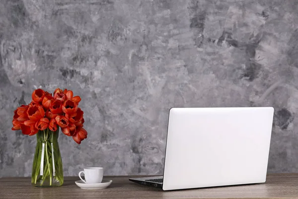新鮮な花の組成 黒と白のラップトップコンピュータ 具体的な壁の背景とダーウィンハイブリッドチューリップの花束 オフィスロマンスの概念 コピースペース 閉じる 上のビュー フラットレイアウト — ストック写真