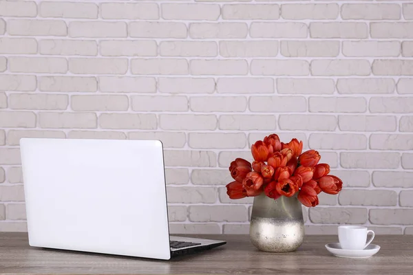 Verse Bloemsamenstelling Boeket Darwin Hybride Tulpen Met Zwart Wit Laptop — Stockfoto
