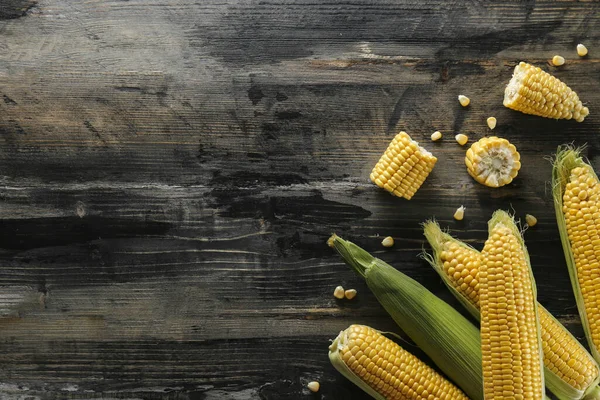 Cobs Ripe Raw Corn Laid Dark Wood Textured Table Healthy — Stock Photo, Image