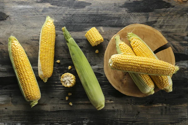 Cobs Ripe Raw Corn Laid Dark Wood Textured Table Healthy — Stock Photo, Image