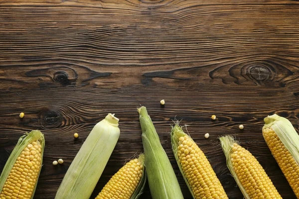 Cobs Ripe Raw Corn Laid Dark Wood Textured Table Healthy — Stock Photo, Image