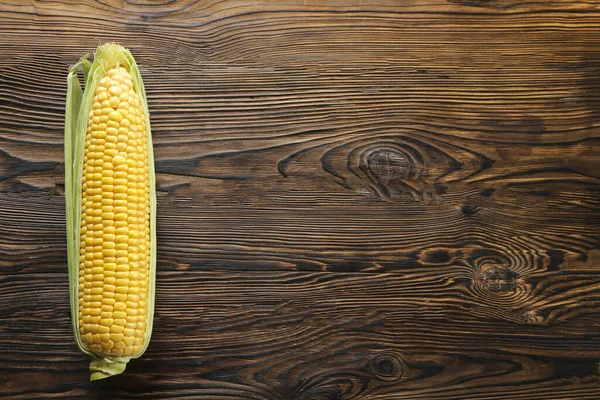 Kusy Zralého Syrového Kukuřice Položené Stole Tmavého Dřeva Zdravé Letní — Stock fotografie