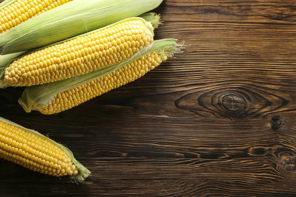 Cobs Ripe Raw Corn Laid Dark Wood Textured Table Healthy — Stock Photo, Image