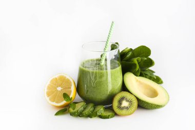 Sebzelerden, meyvelerden, otlardan ve yeşilliklerden yapılmış taze yeşil meyve püresi. Bir bardak karışık vejetaryen içeceği. Üst görünüm, kapat, boşluğu kopyala, arkaplan.