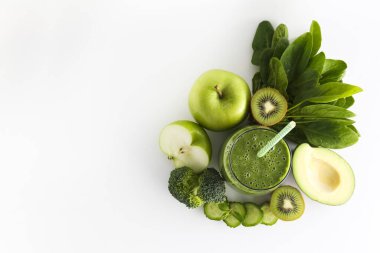 Sebzelerden, meyvelerden, otlardan ve yeşilliklerden yapılmış taze yeşil meyve püresi. Bir bardak karışık vejetaryen içeceği. Üst görünüm, kapat, boşluğu kopyala, arkaplan.