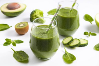 Sebzelerden, meyvelerden, otlardan ve yeşilliklerden yapılmış taze yeşil meyve püresi. Bir bardak karışık vejetaryen içeceği. Üst görünüm, kapat, boşluğu kopyala, arkaplan.