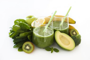 Sebzelerden, meyvelerden, otlardan ve yeşilliklerden yapılmış taze yeşil meyve püresi. Bir bardak karışık vejetaryen içeceği. Üst görünüm, kapat, boşluğu kopyala, arkaplan.