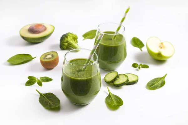 新鲜蔬菜 香草和蔬菜制成的绿色软糖 一杯混合纯素饮料 配以配料 顶部视图 复制空间 — 图库照片