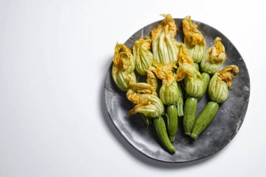 Taze pişmemiş yeşil ve sarı kabak çiçekleri. Vejetaryen besleyici yiyecekler. Temiz yeme konsepti. Arkaplan, kopyala boşluk, kapat, üst görünüm.