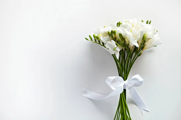 Delicate Freesia Boeket Witte Achtergrond Als Voorjaarsvakantie Symbool Concept Close — Stockfoto