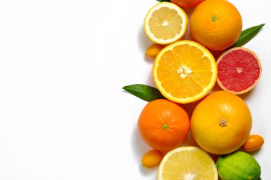 Sulu organik bir bütünün ve yarılanmış narenciye meyveleri, yeşil yapraklar ve görünür çekirdek dokusu, izole edilmiş beyaz arka plan, kopyalama alanı görüntüsünü kapat. C vitamini dolu gıda konsepti. Üst manzara, düz uzanma.