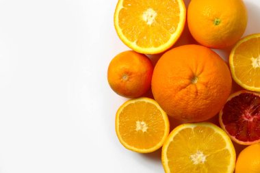 Çekirdek dokusuna sahip sulu organik bir bütünün ve yarılanmış narenciye meyvelerinin görüntüsünü kapatın. İzole edilmiş beyaz arka plan, kopyalama alanı. C vitamini dolu gıda konsepti. Üst manzara, düz uzanma.