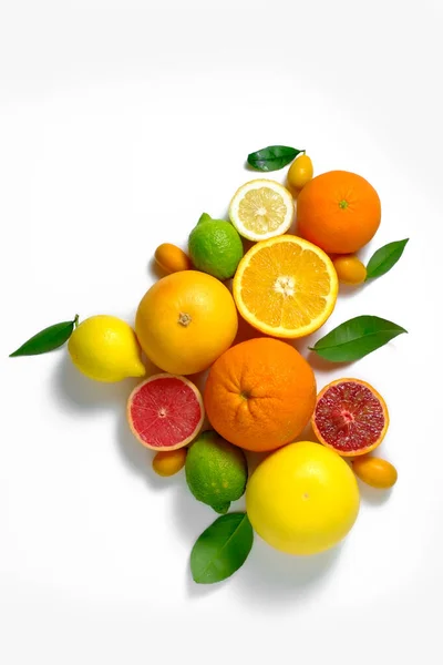 Közelkép Lédús Organikus Egészben Felére Válogatott Citrusfélék Zöld Levelek Látható — Stock Fotó