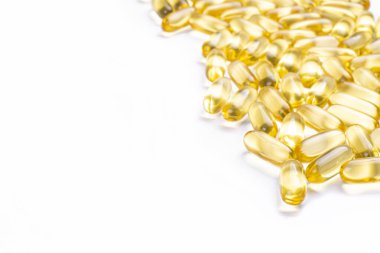 Omega 3 balık karaciğer yağı kapsülleri yığın desen arka plan oluşturan grup. Büyük altın yarı saydam hapları dokusuna yakın çekim. Sağlıklı her gün beslenme ek. Üstten görünüm, düz yatıyordu, kopya alanı.