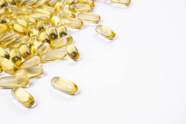 Omega 3 balık karaciğer yağı kapsülleri yığın desen arka plan oluşturan grup. Büyük altın yarı saydam hapları dokusuna yakın çekim. Sağlıklı her gün beslenme ek. Üstten görünüm, düz yatıyordu, kopya alanı.
