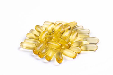 Omega 3 balık karaciğer yağı kapsülleri yığın desen arka plan oluşturan grup. Büyük altın yarı saydam hapları dokusuna yakın çekim. Sağlıklı her gün beslenme ek. Üstten görünüm, düz yatıyordu, kopya alanı.