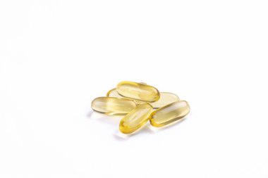 Omega 3 balık karaciğer yağı kapsülleri yığın desen arka plan oluşturan grup. Büyük altın yarı saydam hapları dokusuna yakın çekim. Sağlıklı her gün beslenme ek. Üstten görünüm, düz yatıyordu, kopya alanı.
