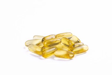 Omega 3 balık karaciğer yağı kapsülleri yığın desen arka plan oluşturan grup. Büyük altın yarı saydam hapları dokusuna yakın çekim. Sağlıklı her gün beslenme ek. Üstten görünüm, düz yatıyordu, kopya alanı.