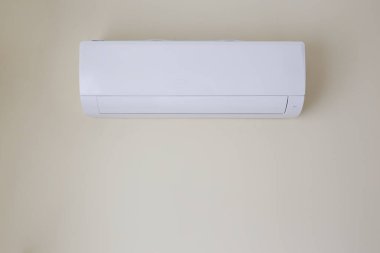 Yeni takılmış beyaz klimanın yakın çekim görüntüsü. Pastel renkli duvarda asılı duran klimayı kapattım ve metin için bir sürü kopya alanı var. Arkaplan.
