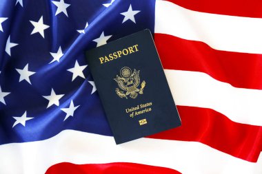 ABD ulusal bayrağında biyometrik kimlik çipi olan Amerika Birleşik Devletleri vatandaşı pasaportunun son versiyonu. Kimlik belgesi. Kapat, boşluğu, arkaplanı, üst görünümü kopyala, düzleştir.