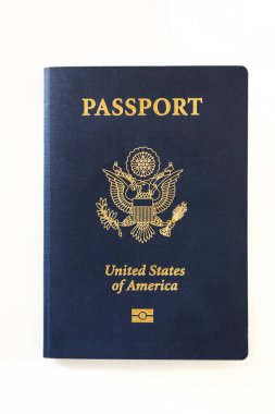 Biyometrik kimlik çipli Amerika Birleşik Devletleri vatandaşı pasaportunun son versiyonu. Kimlik belgesi beyaza izole edildi. Kapat, kopyala boşluk, arkaplan.