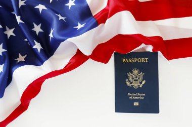 Amerika Birleşik Devletleri vatandaşı pasaportunun son versiyonu. Arka planda ABD bayrağı olan, üzerinde biyometrik kimlik çipi olan. Kimlik belgesi. Kapat, boşluğu kopyala.