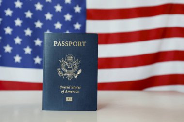 Amerika Birleşik Devletleri vatandaşı pasaportunun son versiyonu. Arka planda ABD bayrağı olan, üzerinde biyometrik kimlik çipi olan. Kimlik belgesi sergileniyor. Kapat, boşluğu kopyala.