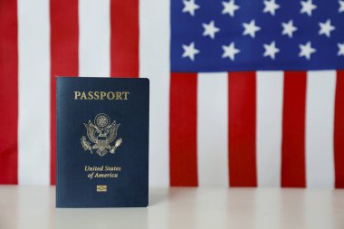 Amerika Birleşik Devletleri vatandaşı pasaportunun son versiyonu. Arka planda ABD bayrağı olan, üzerinde biyometrik kimlik çipi olan. Kimlik belgesi sergileniyor. Kapat, boşluğu kopyala.