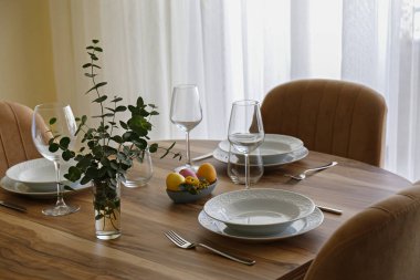 Paskalya sofrası kompozisyonu, geleneksel altın boyalı yumurta, doğal koyu ahşap desenli masa örtüsü. Üst görünüm, kopyala boşluk, kapat, arkaplan.