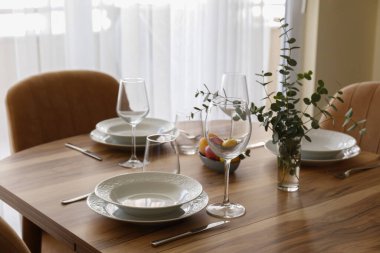 Paskalya sofrası kompozisyonu, geleneksel altın boyalı yumurta, doğal koyu ahşap desenli masa örtüsü. Üst görünüm, kopyala boşluk, kapat, arkaplan.