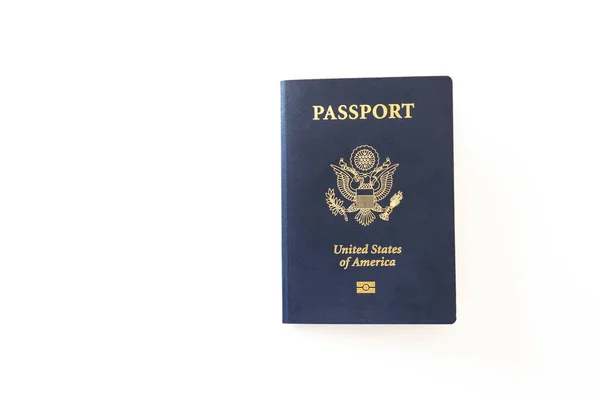 最新版本的美国公民护照 带有生物鉴别芯片 在白色上隔离的个人身份证件 复制空间 — 图库照片