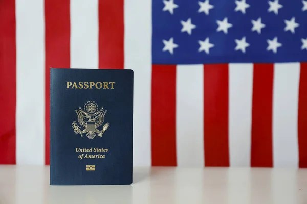 最新版本的美国公民护照 带有生物识别芯片 背景上印有美国国旗 正在展示的个人身份证件 复制空间 — 图库照片