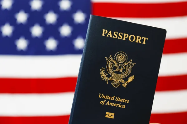 Τελευταία Έκδοση Του Αμερικανικού Διαβατηρίου Πολιτών Βιομετρικό Τσιπ Ταυτότητας Στέκεται — Φωτογραφία Αρχείου