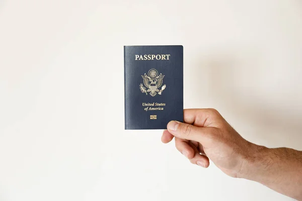 Макро Застрелив Руку Людини Останньою Версією Громадянина Сша Паспорта Біометричним — стокове фото