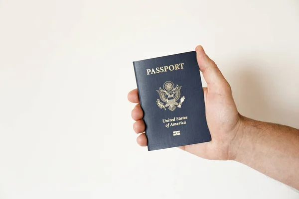 Макро Застрелив Руку Людини Останньою Версією Громадянина Сша Паспорта Біометричним — стокове фото