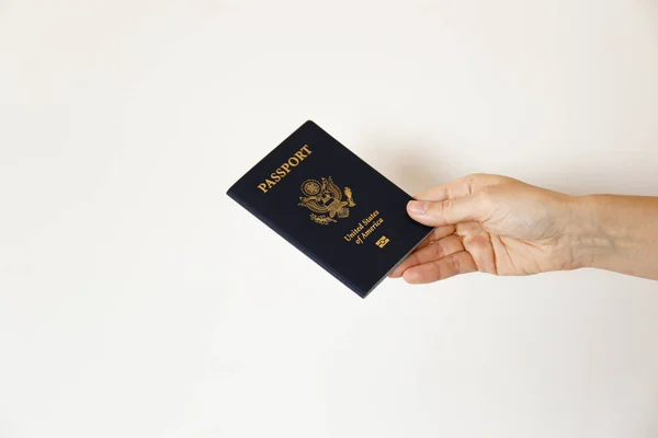 Makro Záběr Ženské Ruky Držící Nejnovější Verzi Amerického Občana Passportu — Stock fotografie