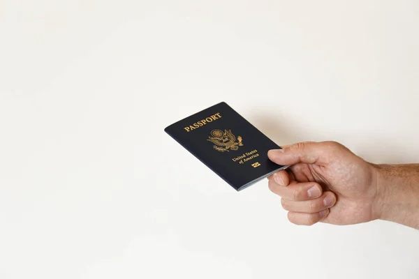 Makro Záběr Ruky Člověka Držícího Nejnovější Verzi Amerického Občana Passportu — Stock fotografie